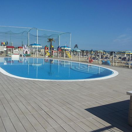 B&B Residence Sorriso Cattolica Bagian luar foto