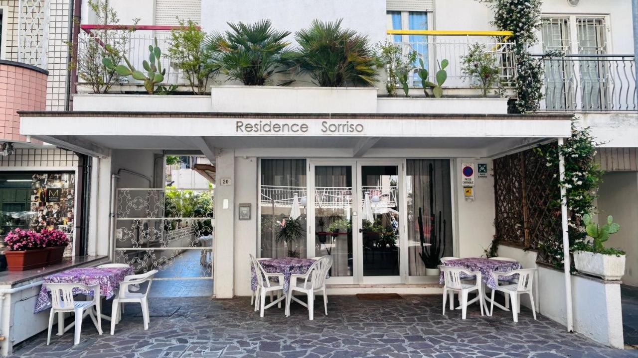 B&B Residence Sorriso Cattolica Bagian luar foto